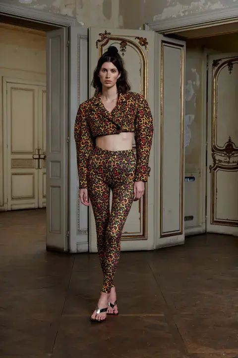 Modelo mujer usando calzas animal print. Modelo mujer usando calzas animal print.
