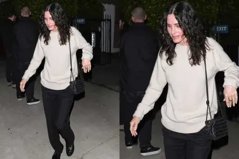 Courteney Cox con un abandolera de cuero negra Courteney Cox con un abandolera de cuero negra