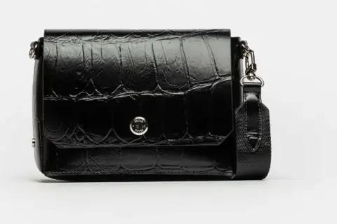 Bandolera de cuero negra, $197.900, Jackie Smith Bandolera de cuero negra, $197.900, Jackie Smith