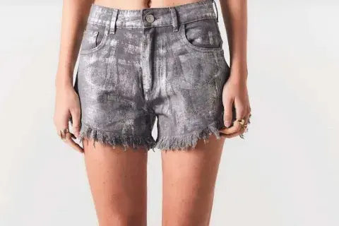 Short con flecos, $ 22.000. Short con flecos, $ 22.000.