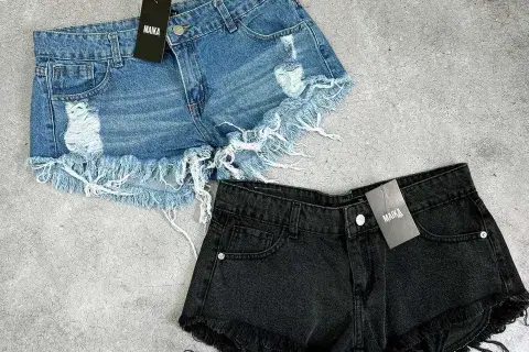 Short de jean cn flecos en denim. Dos opciones: de día y de noche. Short de jean cn flecos en denim. Dos opciones: de día y de noche.