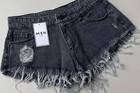 Otra propuesta ideal para un estilismo de noche. Los flecos en los short se vienen con tutti. Otra propuesta ideal para un estilismo de noche. Los flecos en los short se vienen con tutti.