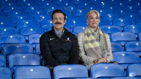 Jason Sudeikis y Hannah Waddingham en Ted Lasso. Jason Sudeikis y Hannah Waddingham en Ted Lasso.