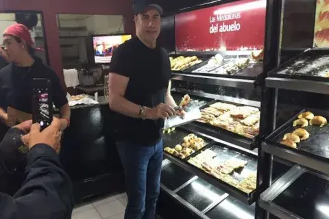 John Travolta en Argentina, en 2016, comprando medialunas. John Travolta en Argentina, en 2016, comprando medialunas.