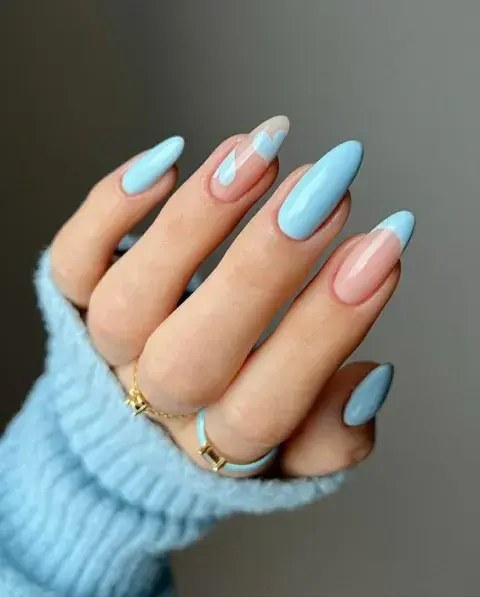 Foto de una mano con uñas pintadas en color celeste. Foto de una mano con uñas pintadas en color celeste.