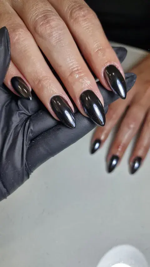 Detalle de manos con uñas black pearl. Detalle de manos con uñas black pearl.