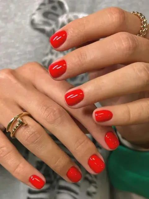 Foto de una mano con uñas pintadas de rojo. Foto de una mano con uñas pintadas de rojo.