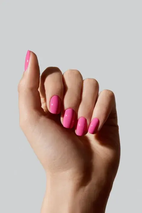 Foto de una mano con esmalte rosa. Foto de una mano con esmalte rosa.
