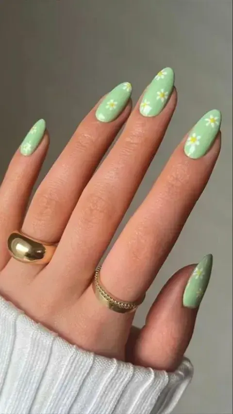 Foto de una mano con esmalte de uñas verde. Foto de una mano con esmalte de uñas verde.