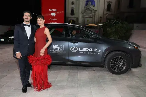 Foto de Úrsula Corberó y Chino Darín. Foto de Úrsula Corberó y Chino Darín.