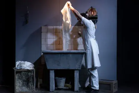 La escenografía de Viento blanco articula con la acción en el agua, el fuego, la luz y el viento. La escenografía de Viento blanco articula con la acción en el agua, el fuego, la luz y el viento.