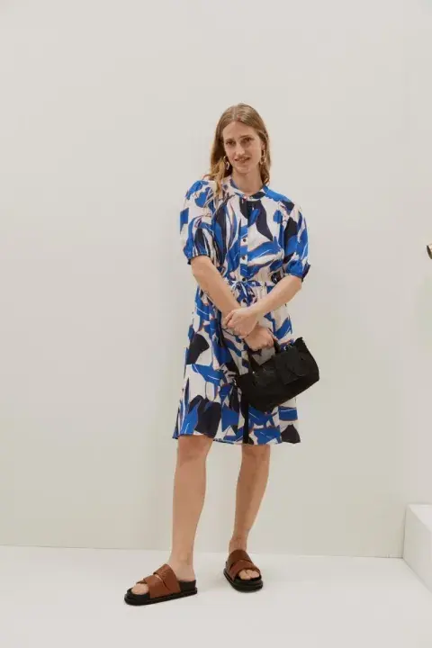 Una modelo mujer usando un vestido de primavera. Una modelo mujer usando un vestido de primavera.