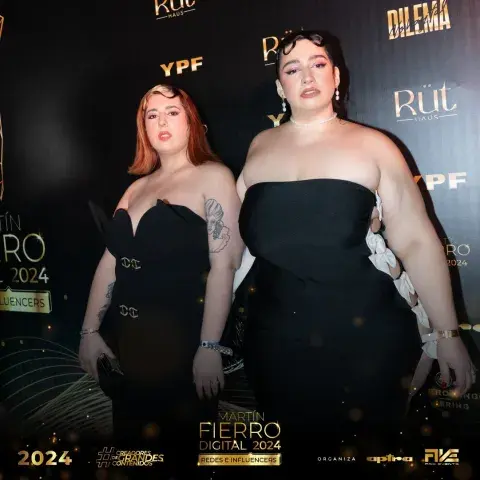 Agus Cabaleiro y Maki en la la alfombra roja del Martín Fierro Digital 2024.