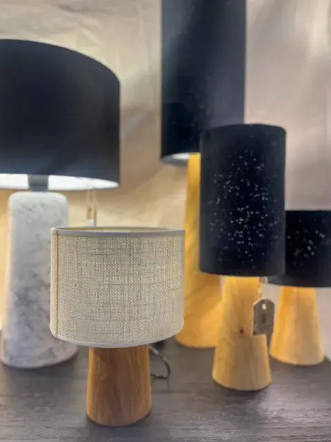 La lámpara Cono de Silva & Co tiene base de madera de olmo y pantalla en arpillera natural La lámpara Cono de Silva & Co tiene base de madera de olmo y pantalla en arpillera natural