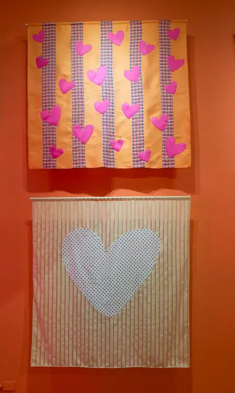 Así es la exposición: textiles y bocetos icónicos 