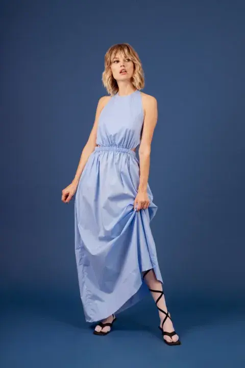 Una modelo mujer usando ropa de primavera.