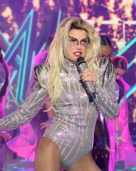 Foto de Xuxa imitando a Lady Gaga. Foto de Xuxa imitando a Lady Gaga.