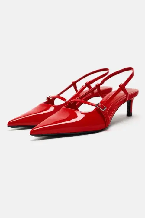 Foto de unos zapatos sin talón. Foto de unos zapatos sin talón.