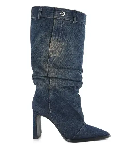 Foto de unas botas en denim. Foto de unas botas en denim.