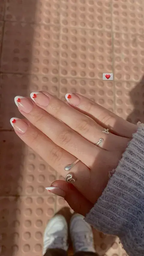 Unas uñas con francesita con un corazón de color rojo Unas uñas con francesita con un corazón de color rojo