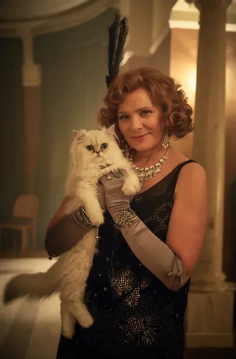 Foto de Kim Cattrall en la miniserie Witness for the Prosecution.