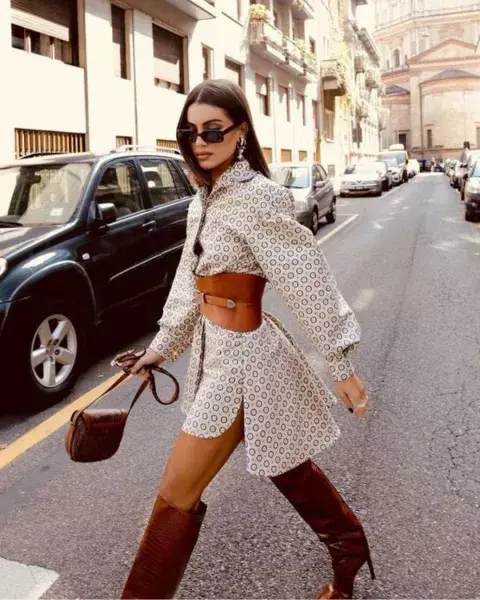 Foto de una mujer en la calle usando un cinturón. Foto de una mujer en la calle usando un cinturón.