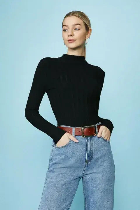 Foto de una mujer usando polera y colita de pelo. Foto de una mujer usando polera y colita de pelo.