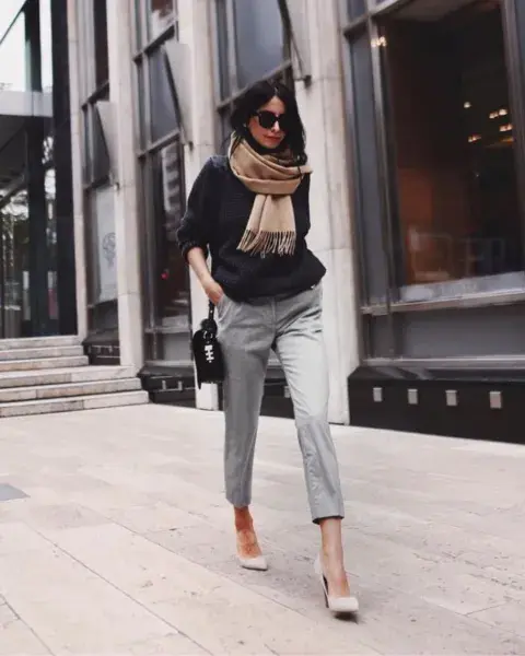 Foto de una mujer en la calle usando un pantalón cigarette. Foto de una mujer en la calle usando un pantalón cigarette.