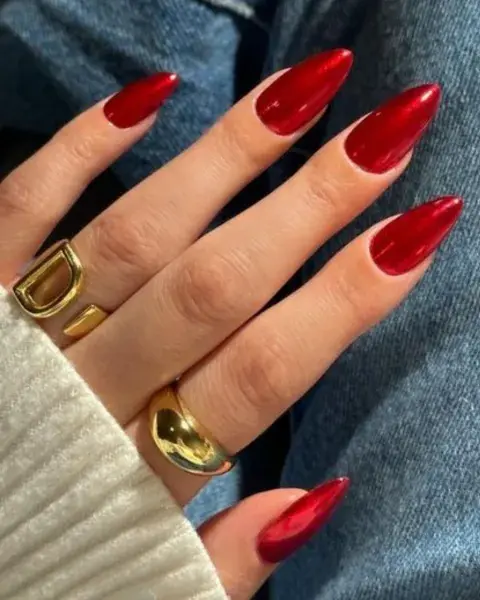Foto de una mano con las uñas pintadas de rojo. Foto de una mano con las uñas pintadas de rojo.