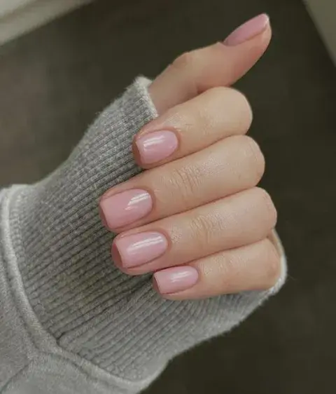 Foto de una mano con manicura usando base rubber. Foto de una mano con manicura usando base rubber.