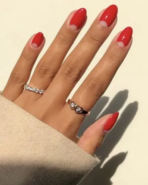 Foto de una mano con las uñas pintadas de rojo. Foto de una mano con las uñas pintadas de rojo.