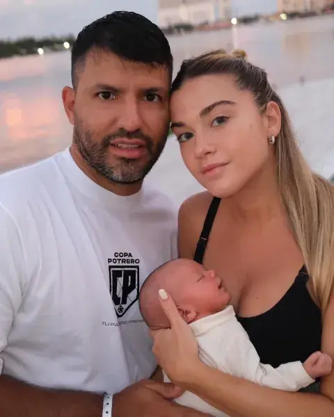 Sofia y el Kun Aguero posaron en su casa de Miami con su primera hija Sofia y el Kun Aguero posaron en su casa de Miami con su primera hija