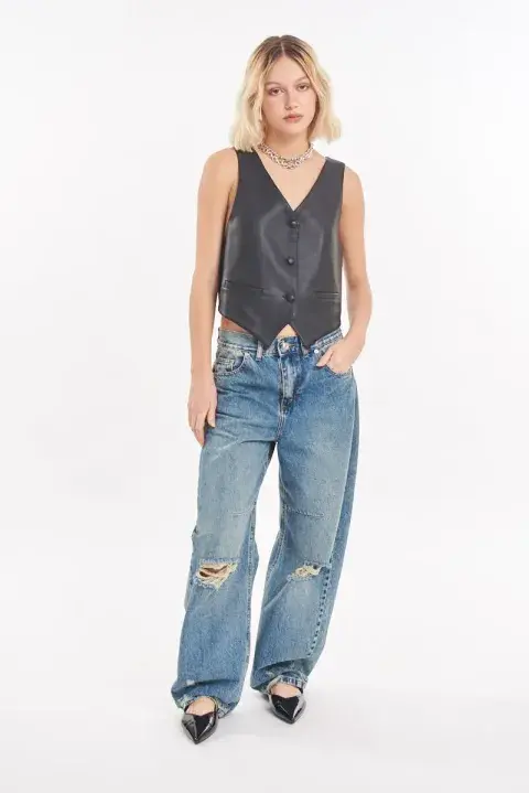 Foto de una modelo mujer usando un jean corte barrel. Foto de una modelo mujer usando un jean corte barrel.