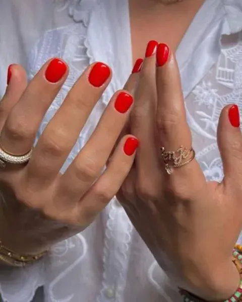 Foto de una mano con las uñas pintadas de rojo. Foto de una mano con las uñas pintadas de rojo.