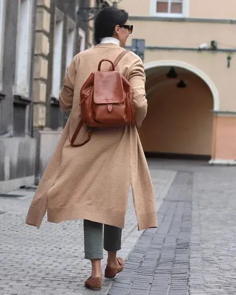 Foto de una mujer de espalda usando una mochila elegante. Foto de una mujer de espalda usando una mochila elegante.
