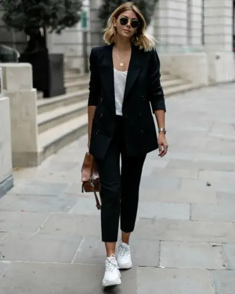 Foto de una mujer en la calle usando un pantalón cigarette. Foto de una mujer en la calle usando un pantalón cigarette.