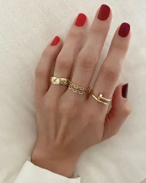 Foto de una mano con las uñas pintadas de rojo. Foto de una mano con las uñas pintadas de rojo.