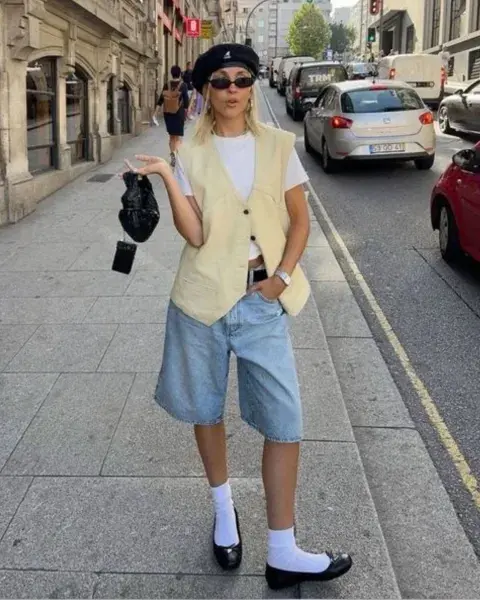 Una mujer en la calle usando bermudas. Una mujer en la calle usando bermudas.