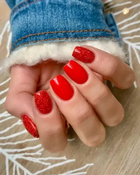 Foto de una mano con las uñas pintadas de rojo. Foto de una mano con las uñas pintadas de rojo.