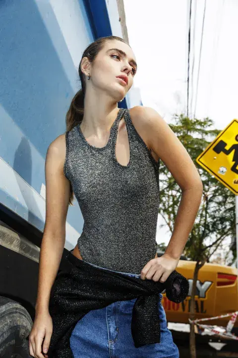 una mujer posando en la calle con un top de brillos una mujer posando en la calle con un top de brillos