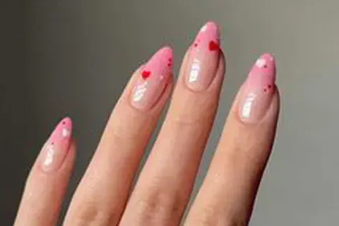Con detalles de corazones, en tonos rosados y blanco Con detalles de corazones, en tonos rosados y blanco