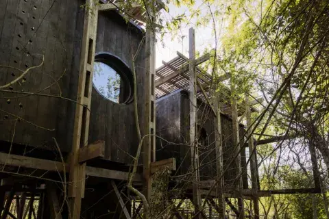 Una estructura sostiene la casa en altura. Una estructura sostiene la casa en altura.