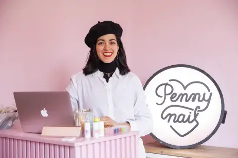 Su socia fundadora posando en el estudio de uñas Su socia fundadora posando en el estudio de uñas