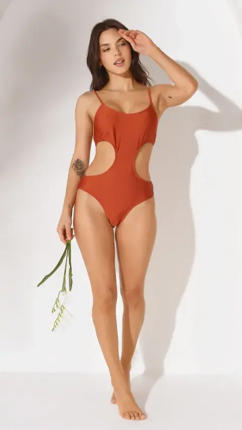 Foto de una modelo mujer usando un traje de baño. Foto de una modelo mujer usando un traje de baño.