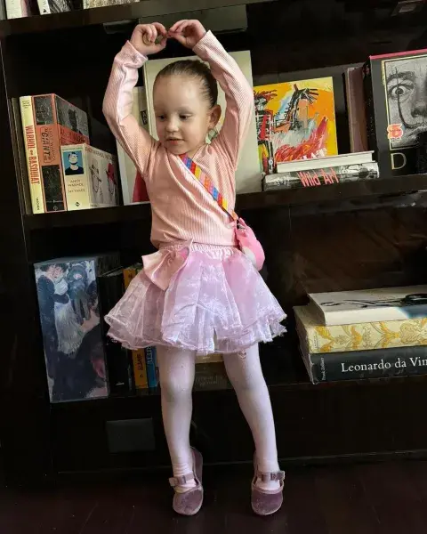 Foto de Anita, la hija de Pampita, vestida de bailarina clásica. Foto de Anita, la hija de Pampita, vestida de bailarina clásica.