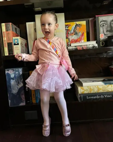 Foto de Anita, la hija de Pampita, vestida de bailarina clásica. Foto de Anita, la hija de Pampita, vestida de bailarina clásica.