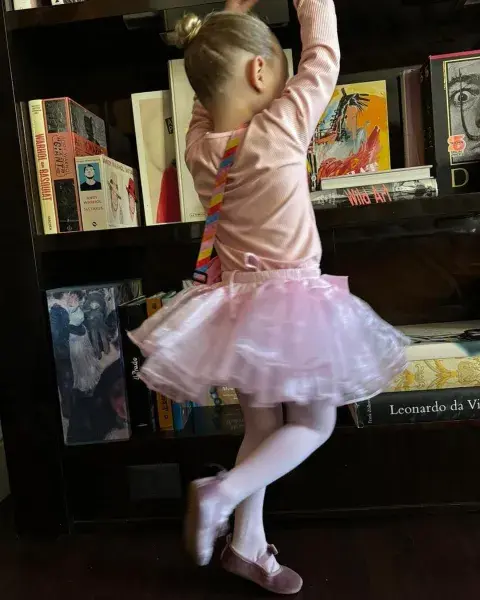 Foto de Anita, la hija de Pampita, vestida de bailarina clásica. Foto de Anita, la hija de Pampita, vestida de bailarina clásica.