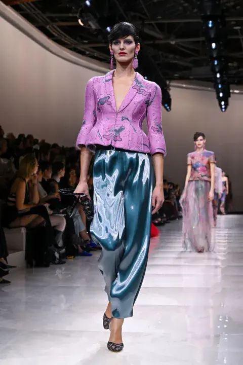 Foto de una modelo mujer en la pasarela de Armani. Foto de una modelo mujer en la pasarela de Armani.