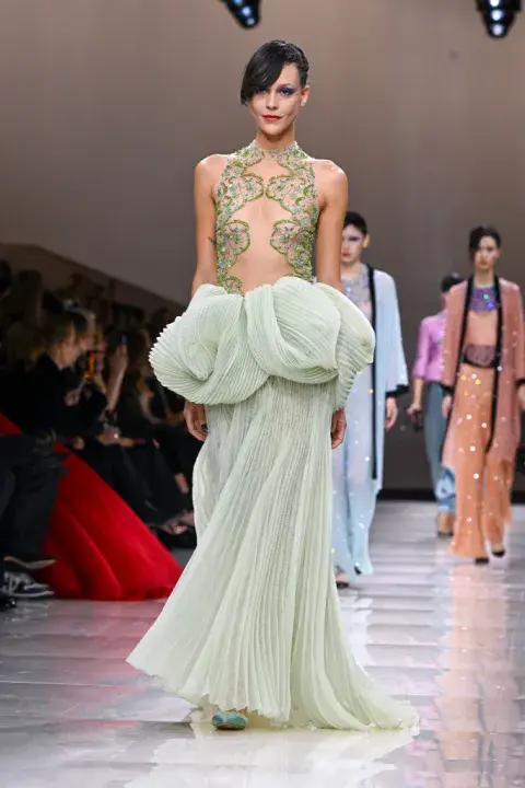 Foto de una modelo en la pasarela de Armani. Foto de una modelo en la pasarela de Armani.