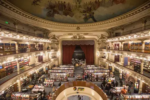 La librería más grande la región en la que alguna vez cantó Carlos Gardel
